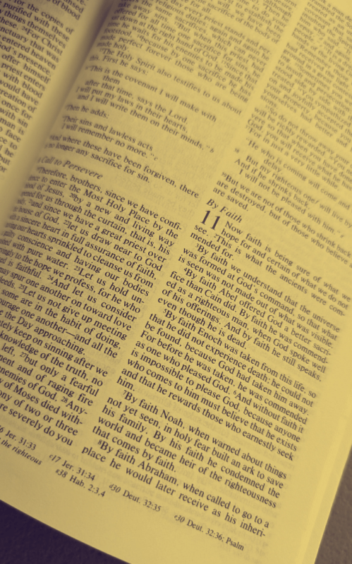 English Bible in Yellow Hebrews 11 By Faith